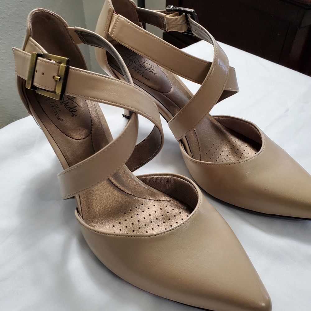 Bone dress pumps